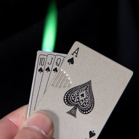 Poker Card Metal Lighter – Stylish Windproof Rechargeable Cigarette Lighter